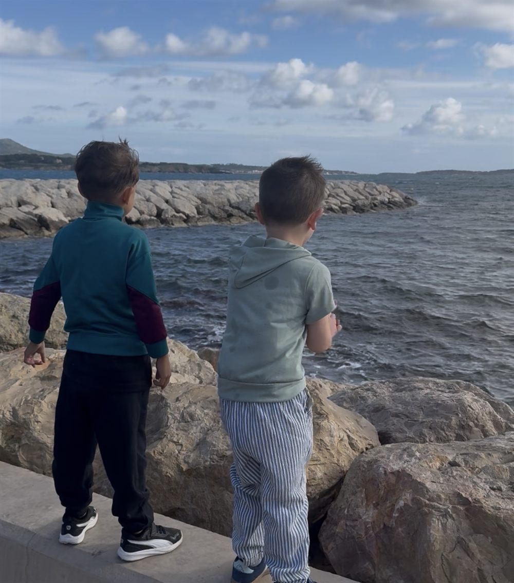 Deux enfants regardent la mer