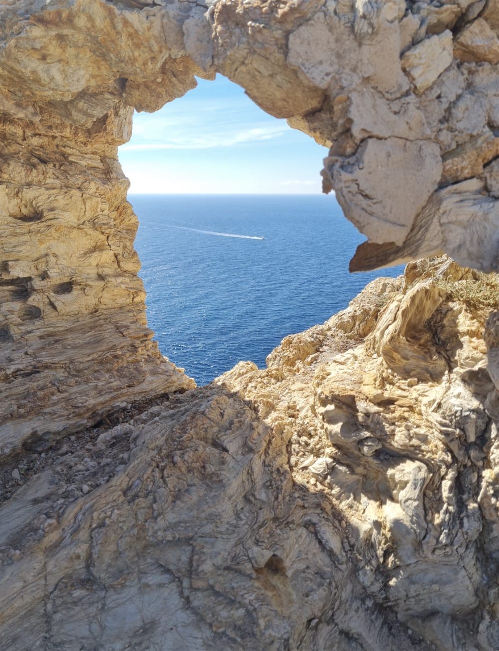 Une arche rocheuse ouverte sur la mer